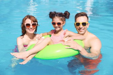 Mutlu aile Resort'ta yüzme havuzunda
