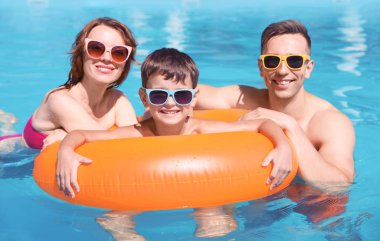 Mutlu aile Resort'ta yüzme havuzunda