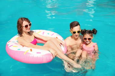 Mutlu aile Resort'ta yüzme havuzunda