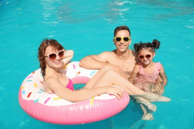 Mutlu aile Resort'ta yüzme havuzunda