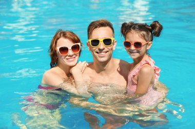 Mutlu aile Resort'ta yüzme havuzunda