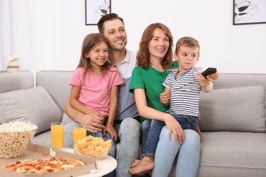 Evde odada TV izlerken Aile