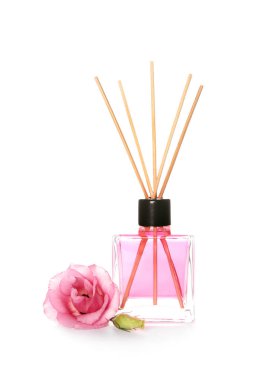 Aromatik reed hava temizleyici ve beyaz zemin üzerine gül
