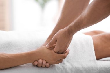 Genç adam masaj salonu, closeup alma