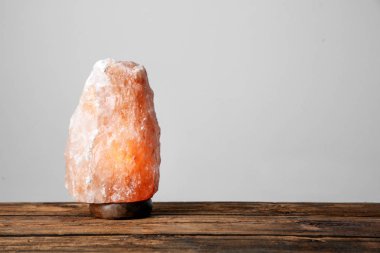 Himalaya tuz lambası açık renkli karşı masada