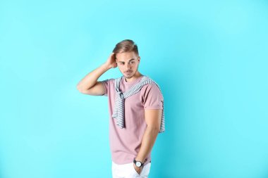 Renk arka plan üzerinde son moda saç modeli ile genç adam