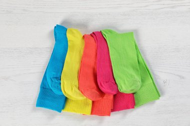 Hafif ahşap arka plan üzerinde farklı çorap ile düz yatıyordu kompozisyon