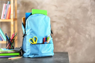 Okul Kırtasiye ile masaya kapalı sırt çantası
