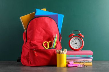 Okul Kırtasiye ile tahta karşı masada sırt çantası