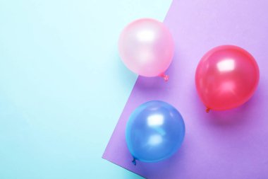 Renkli balonlar ve renk arka plan üzerinde metin için yer düz yatıyordu kompozisyonu