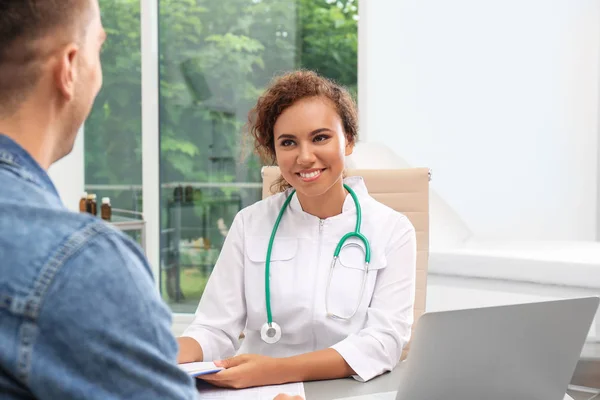 Afrikanisch Amerikanischer Arzt Arbeitet Mit Patient Krankenhaus — Stockfoto