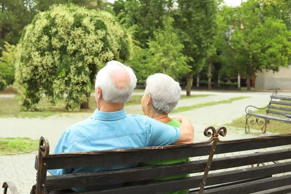 Couple Âgé Reposant Sur Banc Dans Parc — Photo