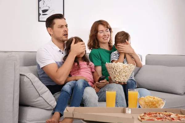 Rodziny Oglądanie Telewizji Popcornu Pokoju — Zdjęcie stockowe