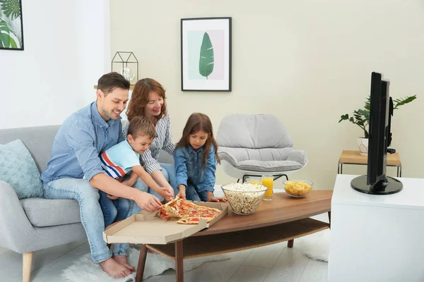 Pizza Yemek Odasında Izlerken Aile — Stok fotoğraf