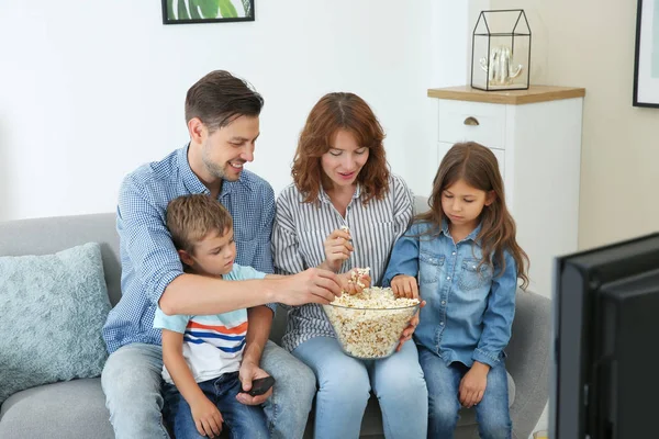 Família Assistindo Com Pipoca Quarto — Fotografia de Stock