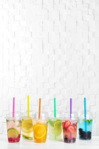Plastové Kelímky Limonády Stole Poblíž Bílé Zdi — Stock fotografie
