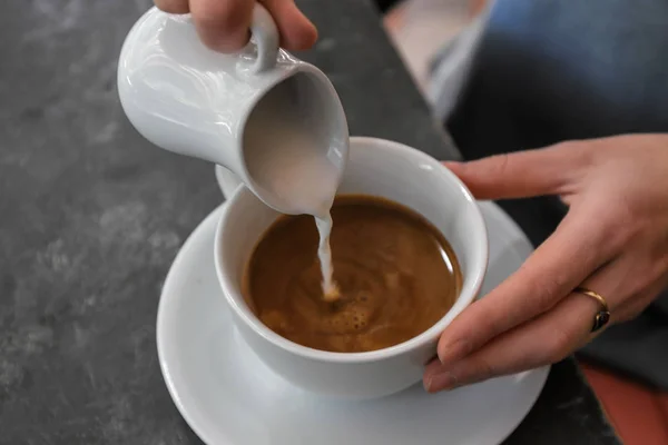 Wanita Menambahkan Susu Untuk Kopi Aromatik Segar Meja Closeup — Stok Foto