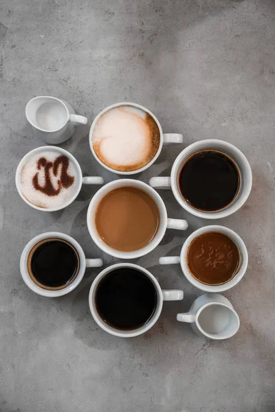 Tassen Mit Frischem Aromatischen Kaffee Auf Grauem Hintergrund Draufsicht — Stockfoto