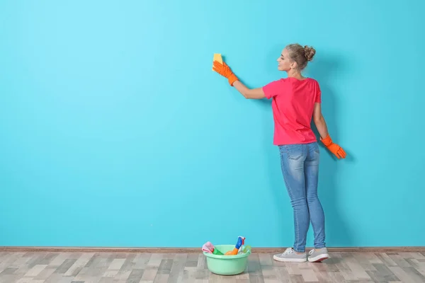 Kadın Renk Duvar Bez Ile Temizlik Eldiven — Stok fotoğraf