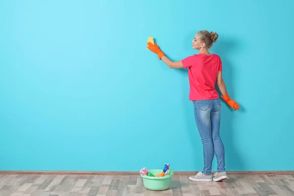 Mujer Con Guantes Limpiando Pared Color Con Trapo — Foto de Stock