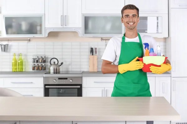 Man Met Bekken Reinigingsmiddelen Keuken — Stockfoto