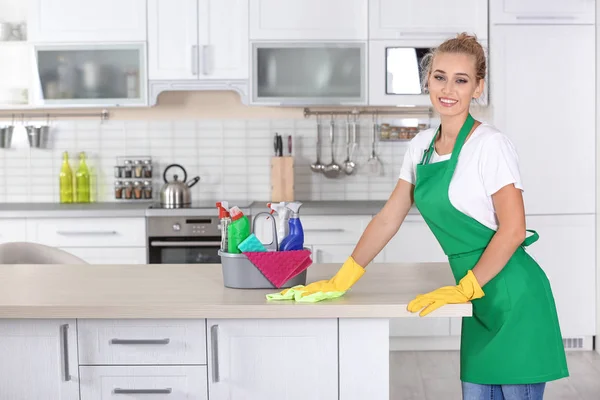 Frau Putzt Tisch Mit Lappen Küche — Stockfoto