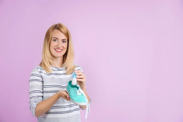 Mujer Joven Poniendo Cápsula Ambientador Aire Zapato Sobre Fondo Color —  Fotos de Stock
