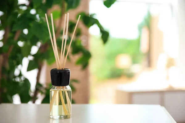 室内空气清新剂的芳香芦苇 — 图库照片