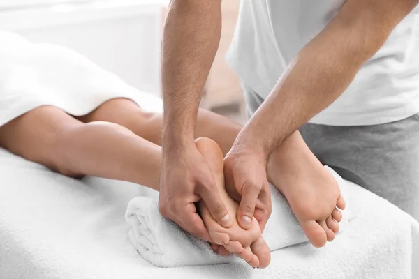 Jonge Vrouw Ontvangen Van Massage Salon Close — Stockfoto