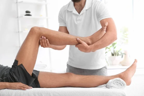 Jonge Man Ontvangen Van Massage Salon Close — Stockfoto