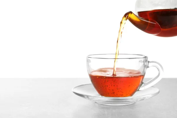 Наливання Гарячого Чаю Скляну Чашку Білому Тлі — стокове фото
