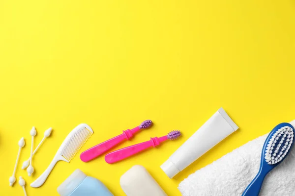 Flache Liegekomposition Mit Baby Zahnbürsten Toilettenartikeln Und Platz Für Text — Stockfoto