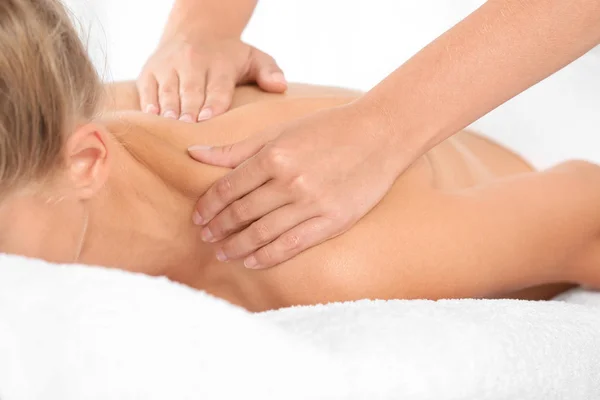 Donna Rilassata Che Riceve Massaggi Alle Spalle Nel Centro Benessere — Foto Stock