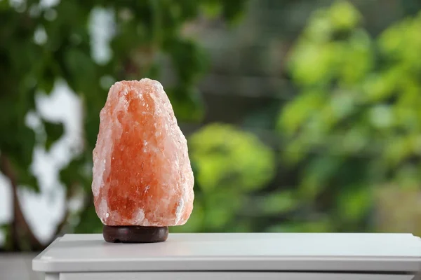 Himalayan Salt Lamp Table Blurred Background — Stock Photo, Image