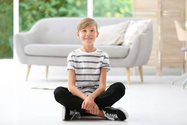 Πορτρέτο Της Νεαρό Αγόρι Κάθεται Στο Πάτωμα Στο Σαλόνι — Φωτογραφία Αρχείου