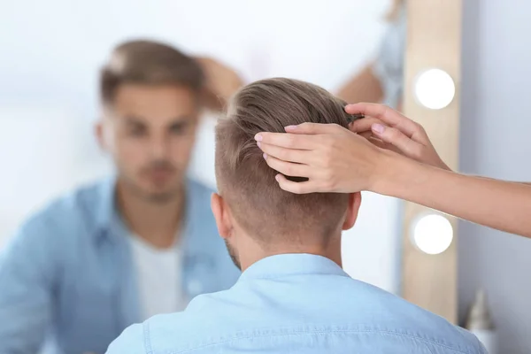 Cabeleireiro Profissional Trabalhando Com Jovem Barbearia Cor Cabelo Moda — Fotografia de Stock