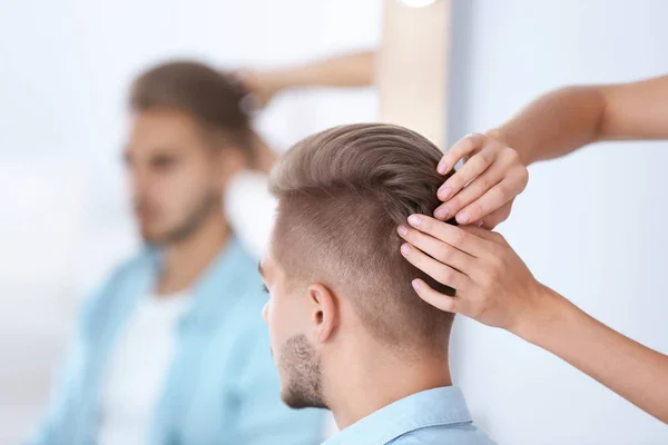 Penata Rambut Profesional Bekerja Dengan Pemuda Barbershop Warna Rambut Trendy — Stok Foto