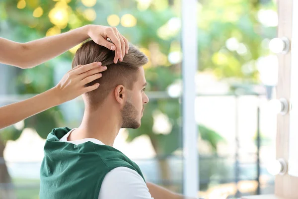 Penata Rambut Profesional Bekerja Dengan Pemuda Barbershop Warna Rambut Trendy — Stok Foto