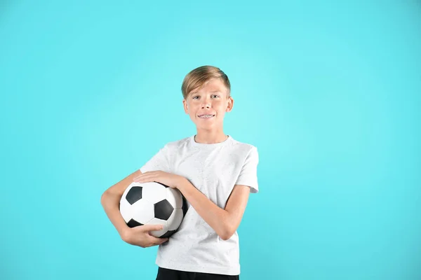 Portrait Jeune Garçon Tenant Ballon Football Sur Fond Couleur — Photo