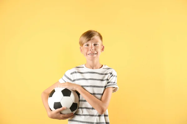 Portrait Jeune Garçon Tenant Ballon Football Sur Fond Couleur — Photo