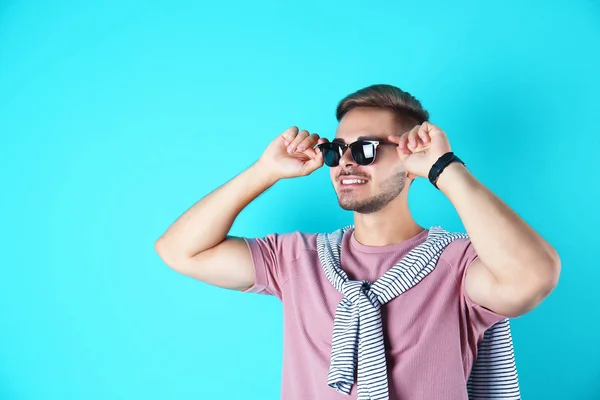 Jeune Homme Avec Coiffure Tendance Sur Fond Couleur — Photo