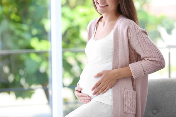 Ευτυχισμένος Έγκυος Γυναίκα Κοντά Στο Παράθυρο Στο Σπίτι Κοντινό Πλάνο — Φωτογραφία Αρχείου