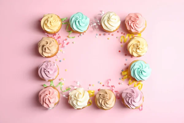Composição Flat Lay Com Deliciosos Cupcakes Aniversário Espaço Para Texto — Fotografia de Stock