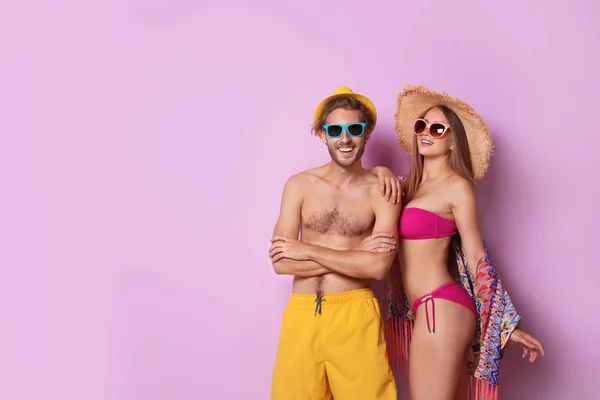 Feliz Pareja Joven Ropa Playa Sobre Fondo Color Espacio Para — Foto de Stock