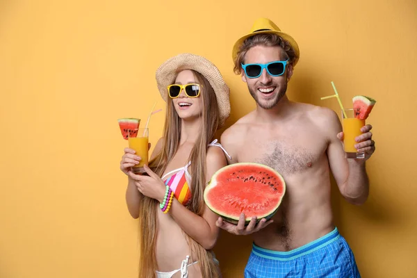 Young Couple Beachwear Cocktails Color Background — Stock Photo, Image