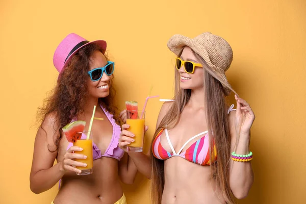 Hermosas Mujeres Jóvenes Ropa Playa Con Cócteles Fondo Color — Foto de Stock