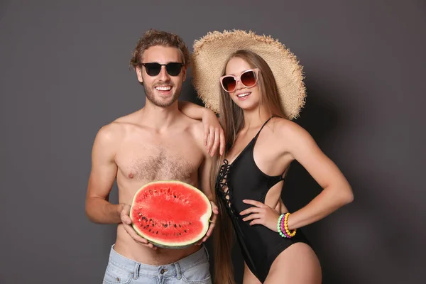 Giovane Coppia Beachwear Con Anguria Sfondo Scuro — Foto Stock