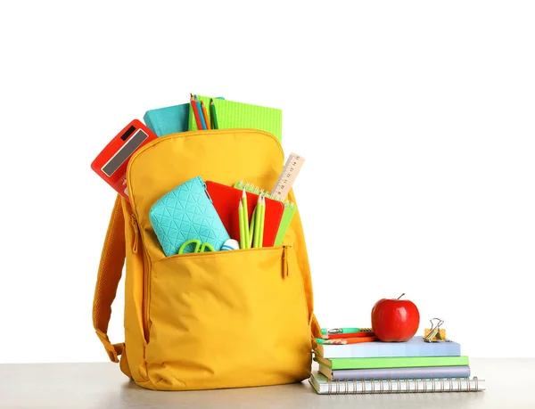 Mochila Colorida Com Papelaria Sobre Fundo Branco Pronto Para Escola — Fotografia de Stock