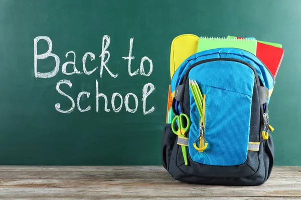 Mochila Con Papelería Mesa Contra Pizarra Con Palabras Escritas Volver — Foto de Stock