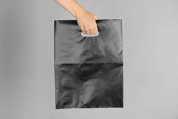 Mujer Con Bolsa Plástico Sobre Fondo Gris Prepárate Para Diseño — Foto de Stock